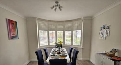 3 Bed House - Sleeps 6 - Parking - Wifi