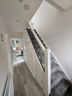 Interior - 3 Bed House - Sleeps 6 - Parking - Wifi (Luton)