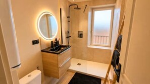 Dusche, Haartrockner, Handtücher, Seife