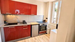 Wasserkocher mit Kaffee-/Teezubehör, Kühlschrank, Mikrowelle, Ofen