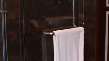Deluxe Triple Room, Sea View | Bathroom | Combined shower/tub, free toiletries, hair dryer, towels