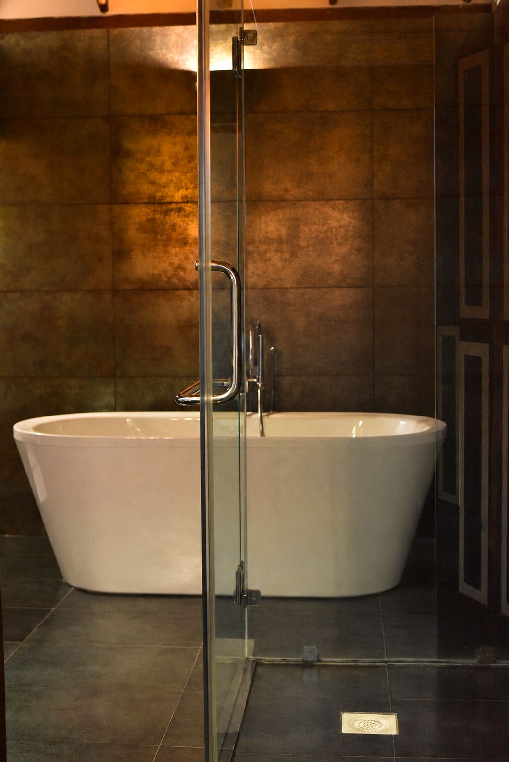 Kombinasi shower/bathtub dan perlengkapan mandi gratis