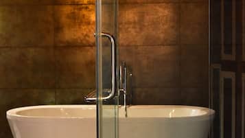 Kombinasi shower/bathtub dan perlengkapan mandi gratis