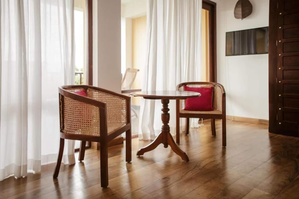 Habitación triple Deluxe, vista al mar | Wifi gratis y ropa de cama