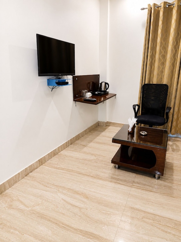 Deluxe Room, City View | Interior