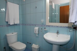 Klassieke tweepersoonskamer, uitzicht op tuin | Badkamer | Een douche, handdoeken, toiletpapier