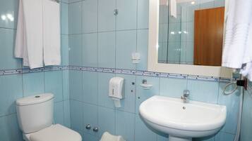 Habitación doble clásica, vista al jardín | Baño | Regadera, toallas, papel de baño