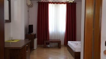 Classic Double Room, Garden View | WiFi (free)