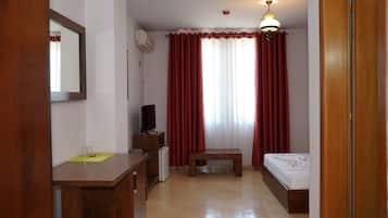 Habitación doble clásica, vista al jardín | Wifi gratis