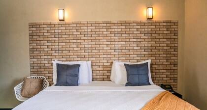 Shelbees Suites - Garden Suite 203
