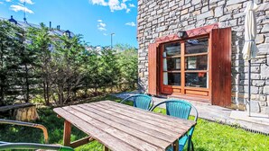 A stone building with a wooden table and chairs outside. - Apartamento - Puig Falcó 3 by Interhome (Taüll)