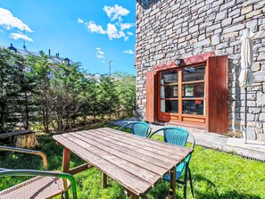 A stone building with a wooden table and chairs outside. - Apartamento - Puig Falcó 3 by Interhome (Taüll)
