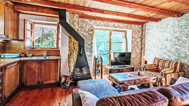 A rustic interior with a kitchen, dining area, and seating. - Apartamento - Puig Falcó 3 by Interhome (Taüll)