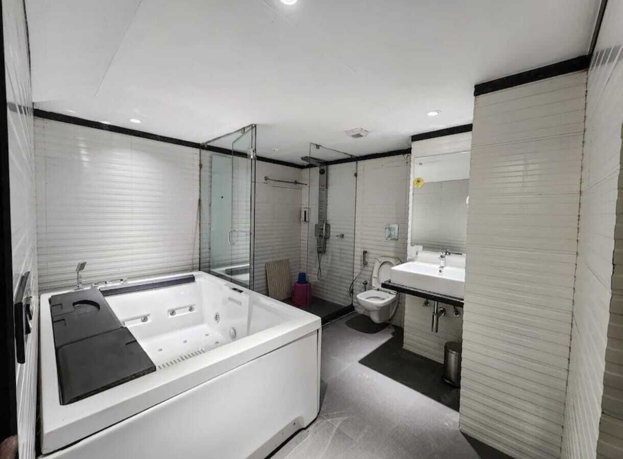 Luxury Double Room | Bathroom | Separate tub and shower, hair dryer, towels, soap