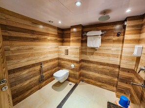 Bañera y ducha independientes, secador de pelo, toallas, jabón