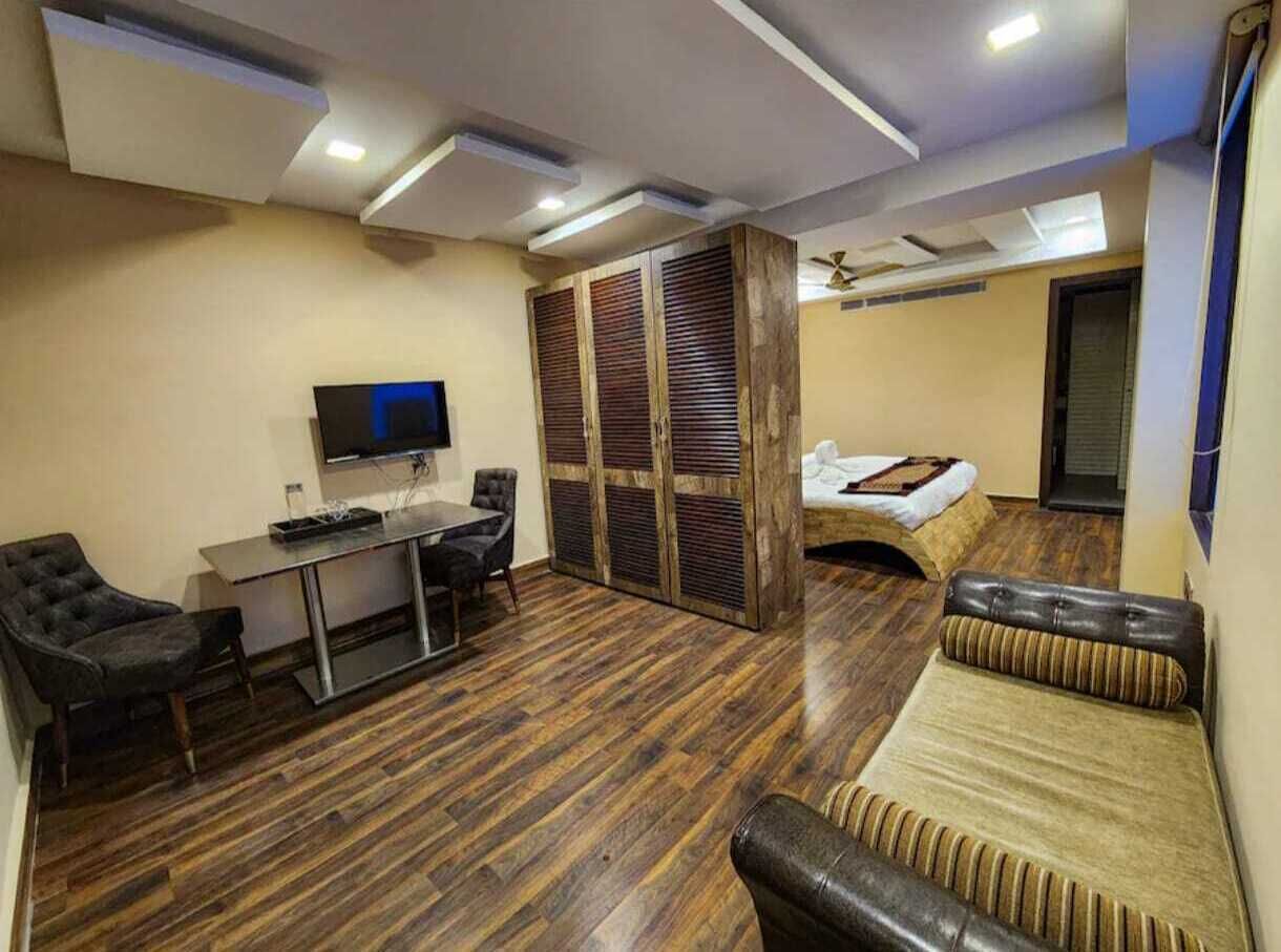 Luxury Double Room | Laptop workspace, WiFi (free)