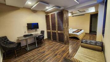 Luxury Double Room | Laptop workspace, WiFi (free)