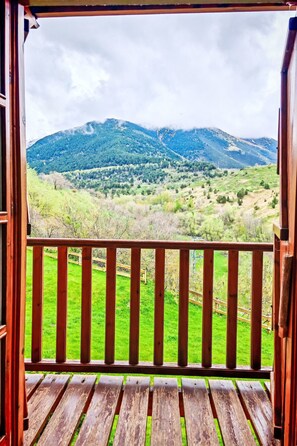 A wooden deck with a view of a mountainous landscape. - Escapad para parejas - Justal 2 by Interhome (Taüll)