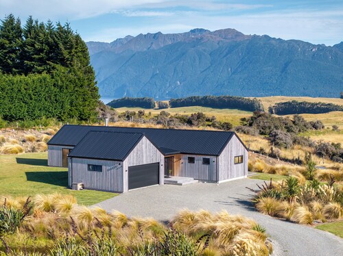 Mana Waiora Retreat - Luxury in Raw Wilderness - Surrounded by Wetland and Views