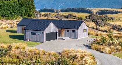 Mana Waiora Retreat - Luxury in Raw Wilderness - Surrounded by Wetland and Views