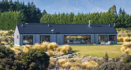 Mana Waiora Retreat - Luxury in Raw Wilderness - Surrounded by Wetland and Views
