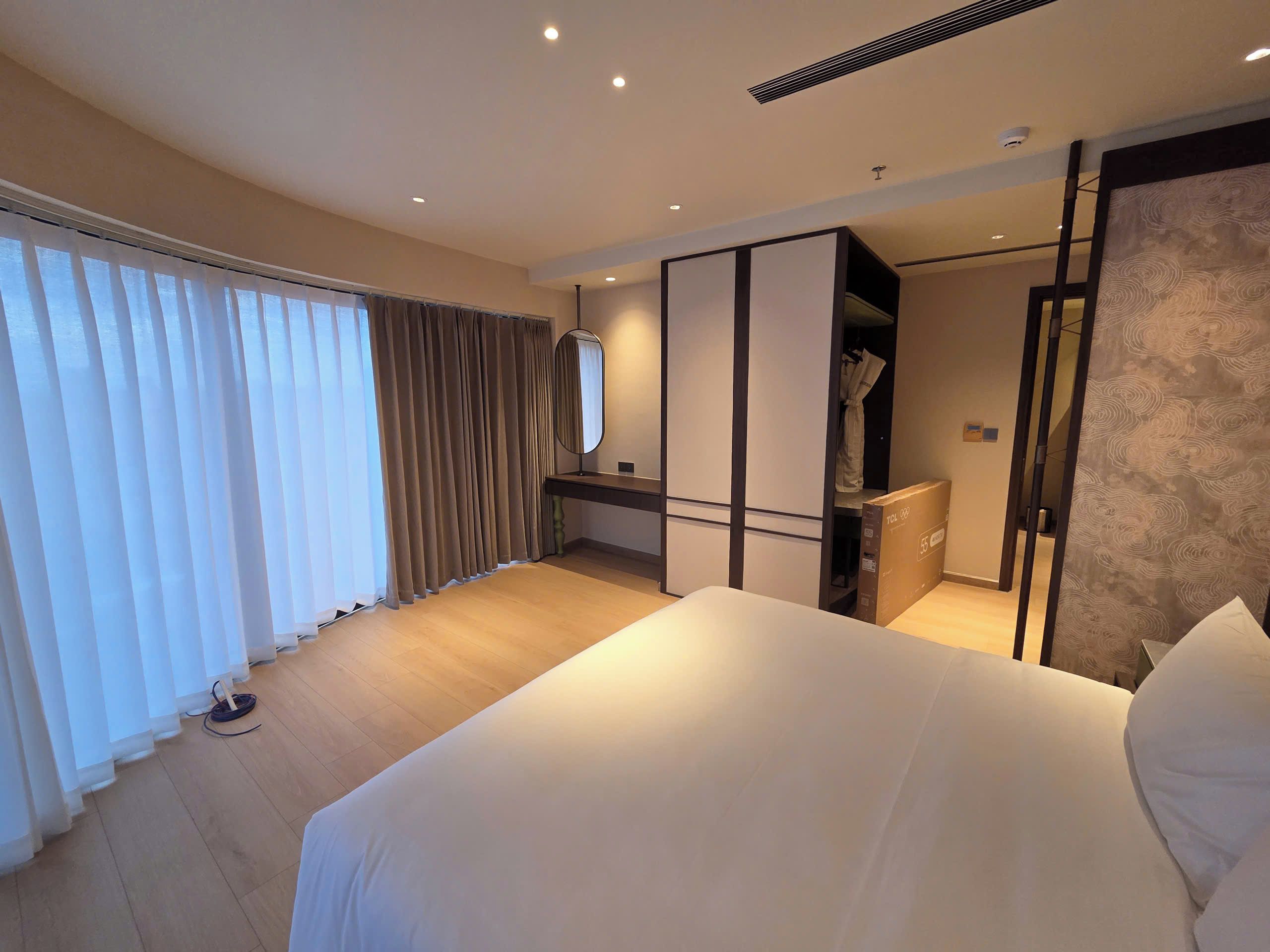 Premium bedding, down duvets, minibar, in-room safe