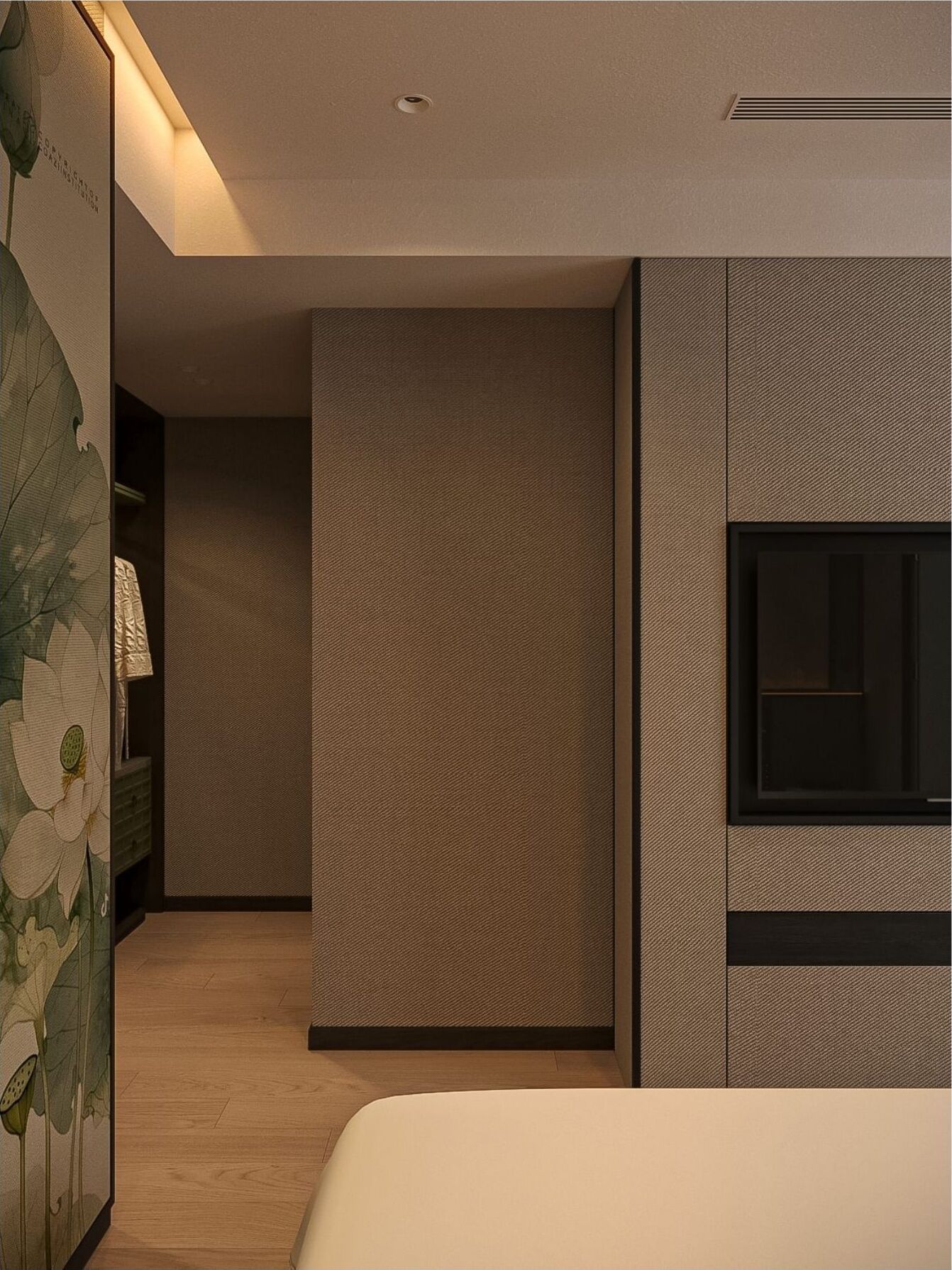 Ein modernes Hotelzimmer mit einem großen Bett, einem an der Wand montierten Fernseher und einer Schiebetür zu einem Badezimmer.