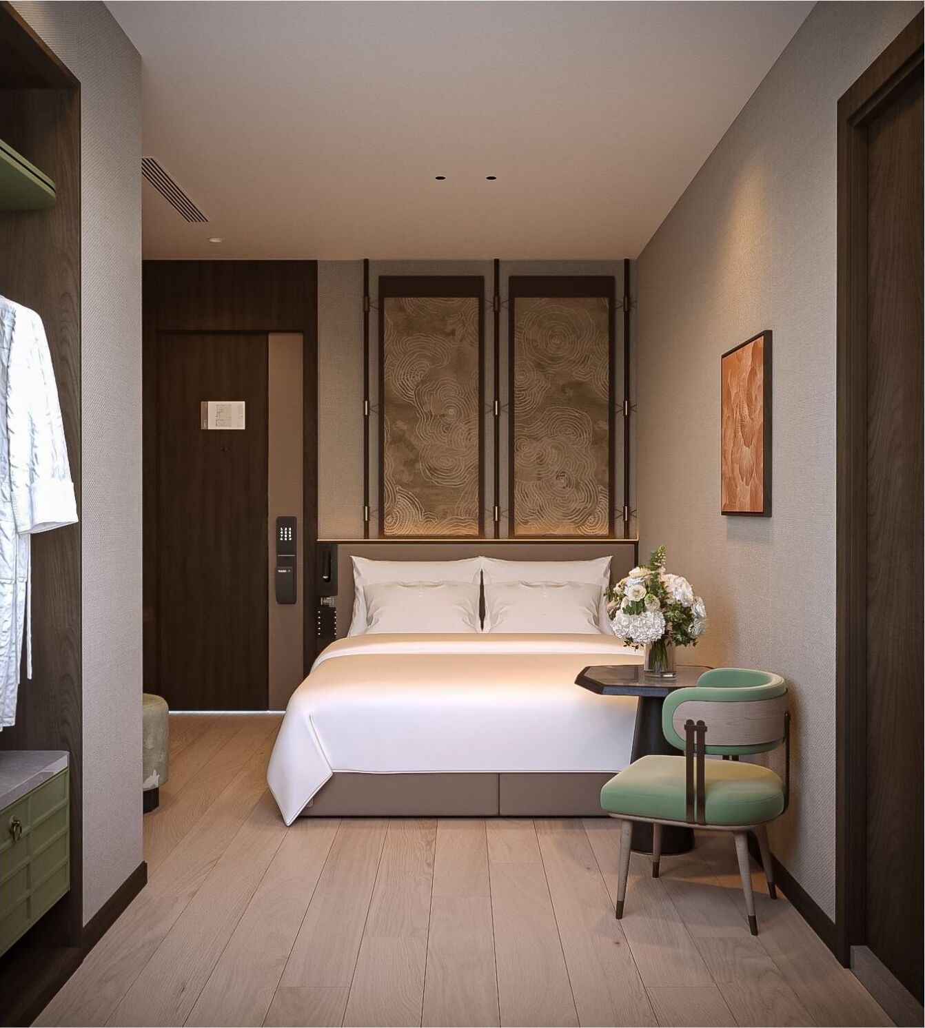 Une chambre d’hôtel moderne, dotée d’un grand lit, d’un bureau, d’une chaise, d’une armoire et d’un tableau au mur.