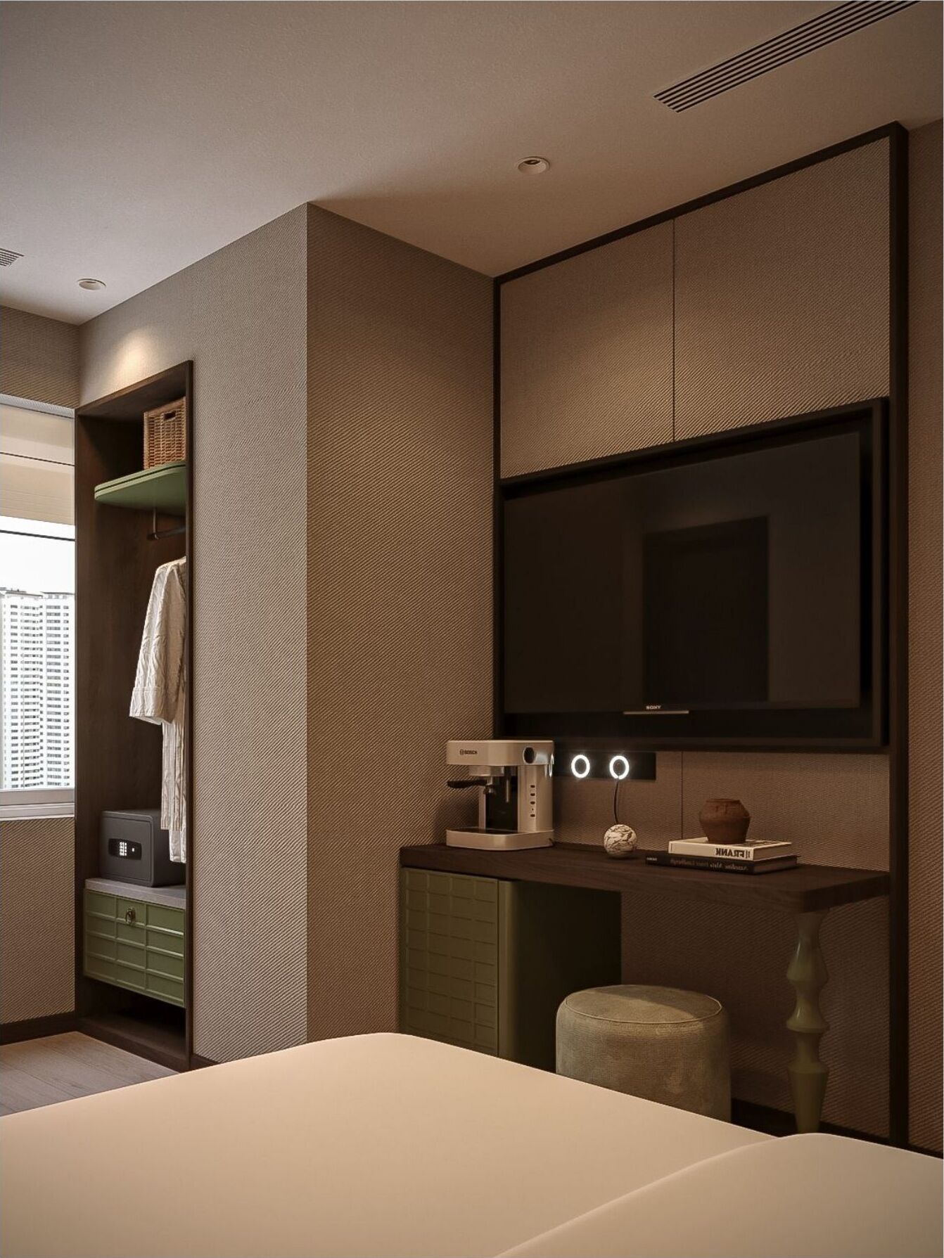 Un dormitorio moderno con un televisor de pantalla plana grande montado en la pared, una cafetera, una mesita con un florero y libros, y un mueble verde.