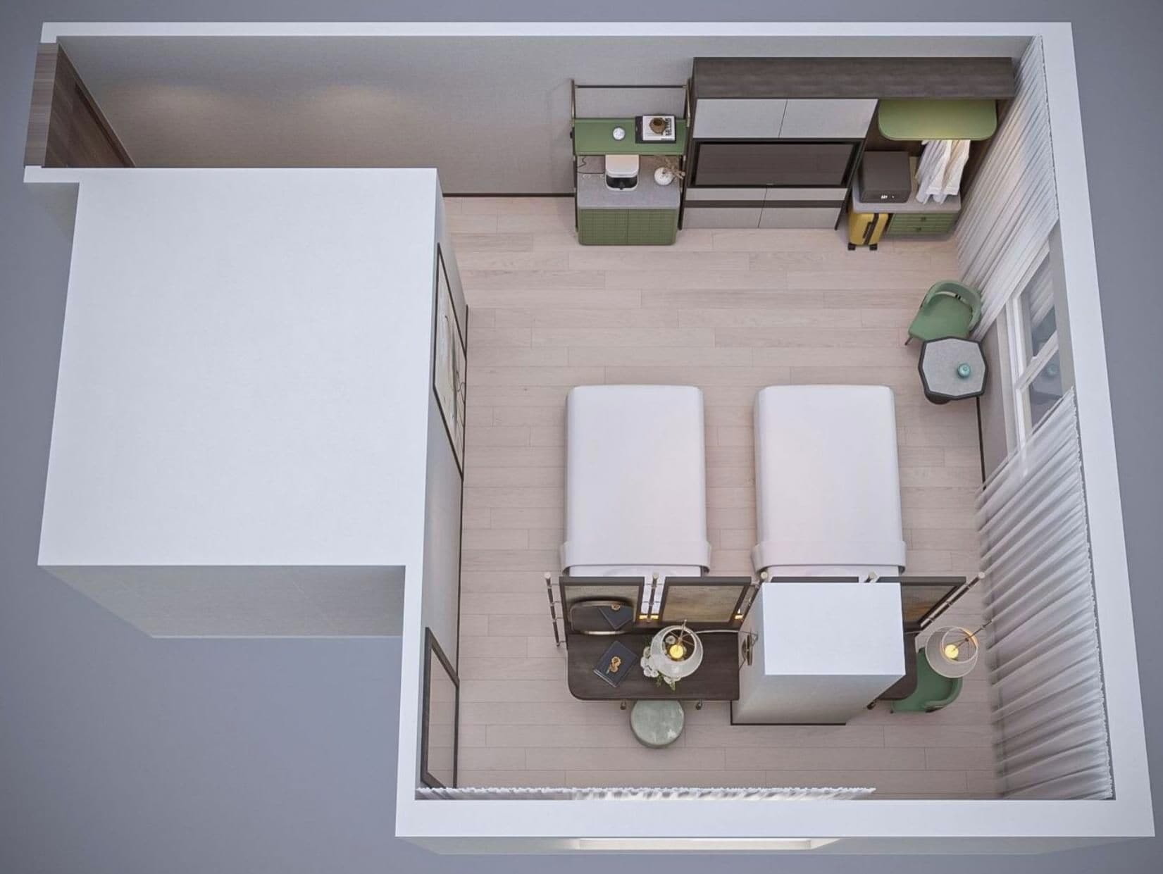 Une chambre d’hôtel de taille réduite, comprenant un lit, un petit bureau, une chaise, des toilettes et une fenêtre.