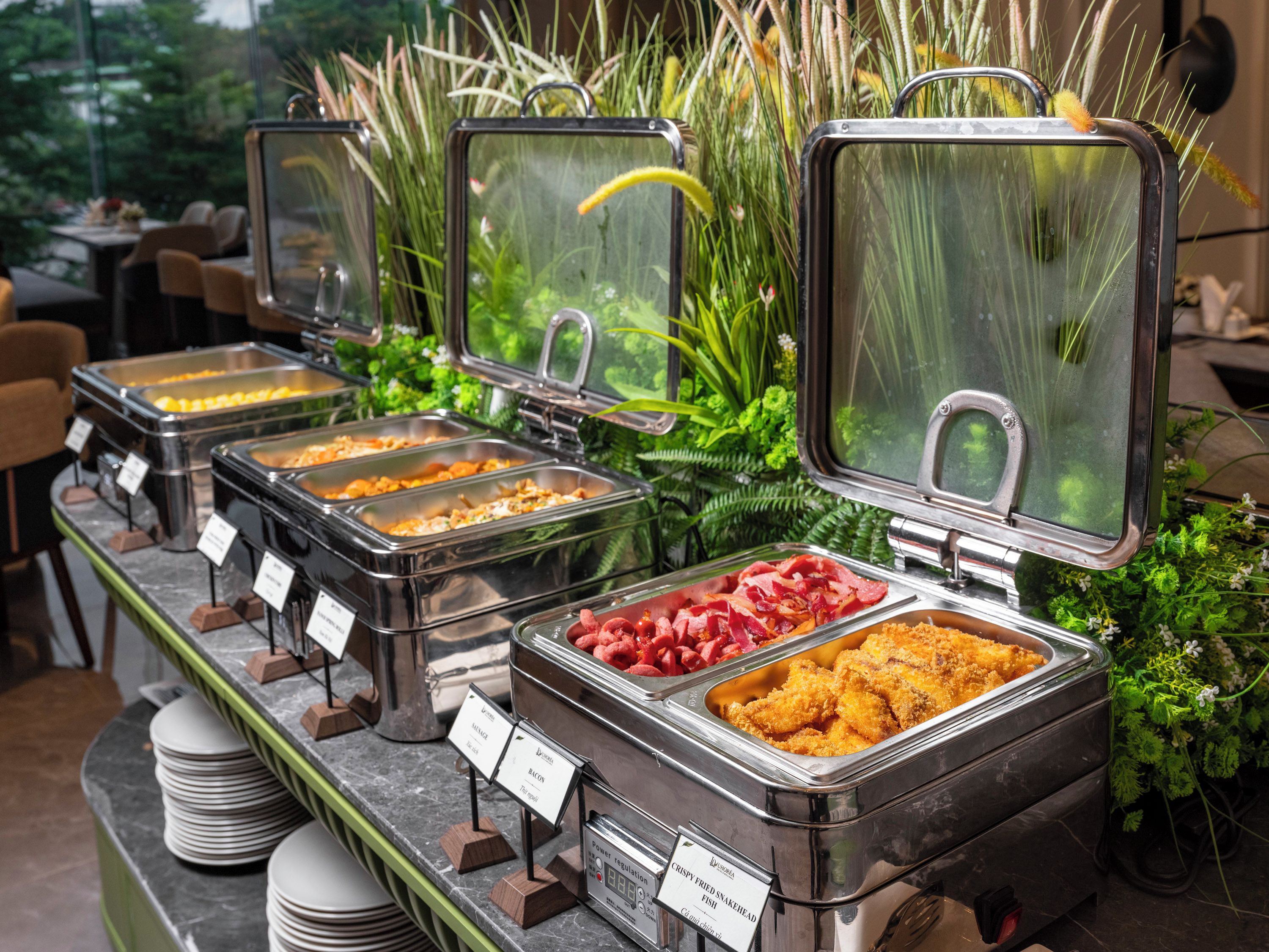 Un bufé con diversas opciones de comida, incluyendo opciones fritas crujientes y carne roja.