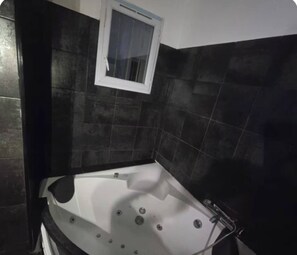 Whirlpool, Haartrockner, Handtücher, Seife