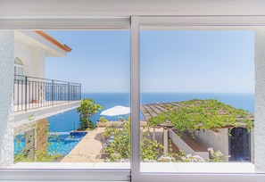 A balcony with a pool, a dining area, and a view of the sea. - Villa Mamma Mia, Luxury Villa with Panoramic Sea Views (Salobreña)