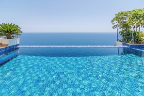 A clear blue pool with a view of the ocean. - Villa Mamma Mia, Luxury Villa with Panoramic Sea Views (Salobreña)