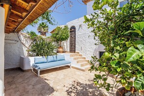 A courtyard with a stone bench, a door, and a staircase leading to an upper level. - Villa Mamma Mia, Luxury Villa with Panoramic Sea Views (Salobreña)