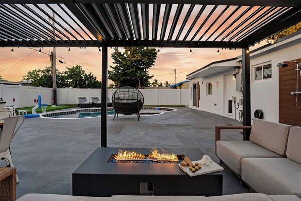 Private Pool, Giant Chess, Golf, Games By Ventur - Caribe