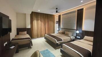 Habitación cuádruple Premium | Escritorio y espacio para trabajar con un portátil