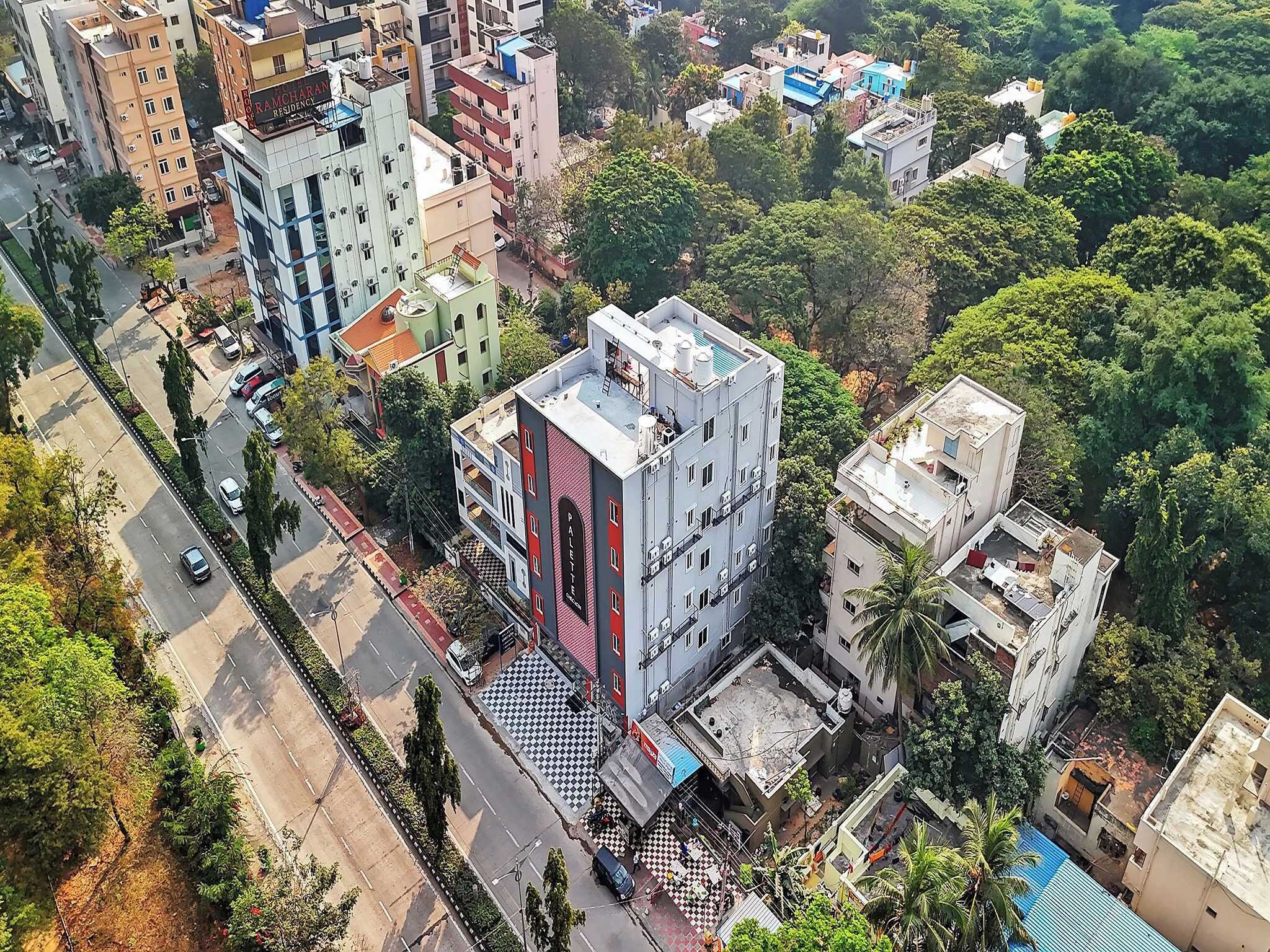 Un edificio de varios pisos con techo plano y un cartel que indica que es un complejo residencial.