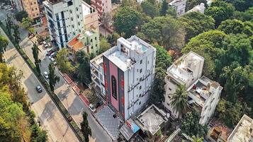 Un edificio de varios pisos con techo plano y un cartel que indica que es un complejo residencial.