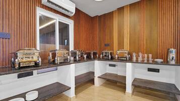 Una cocina moderna con una isla central, electrodomésticos integrados y un revestimiento de madera.