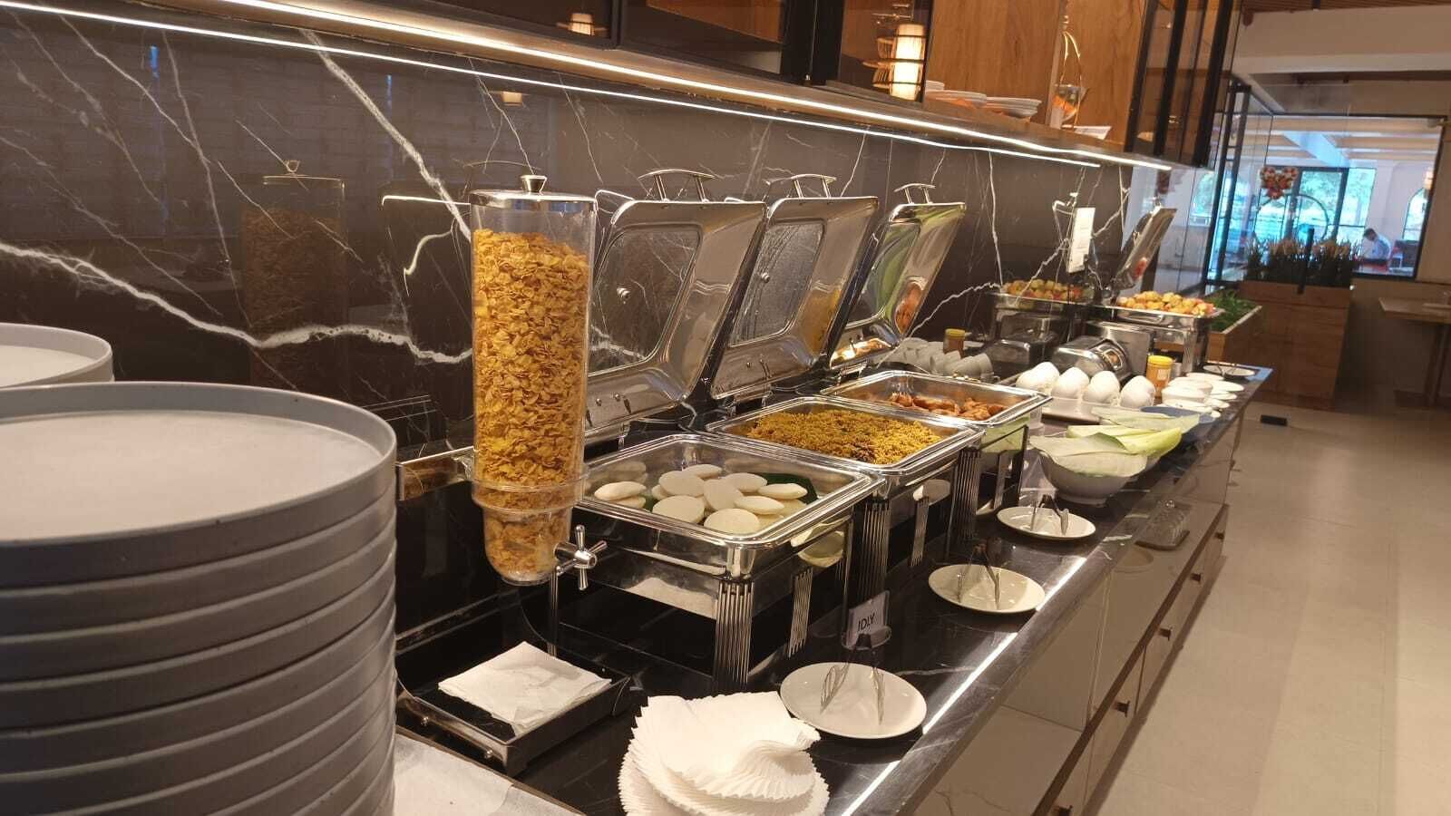 Buffet amb diversos plats i utensilis.