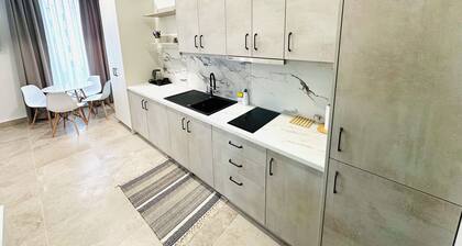 Tanushi Central Studio - Modern Stay in Vau i Dejës