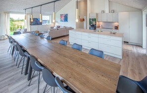 Eine moderne Küche mit weißen Schränken und einem Holzespeisetisch.