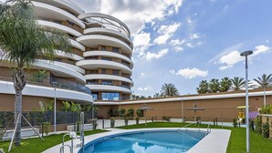 A modern hotel with a circular building, a swimming pool, and a well-maintained lawn. - Sky Garden Jerez - Ole Solutions (Jerez de la Frontera)