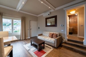 Apartamento, 1 habitación, balcón, vistas al lago | Zona de estar | Televisión de 30 pulgadas con canales por satélite