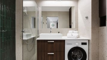 Classic House, Garden View | Bathroom | Shower, free toiletries, hair dryer, towels