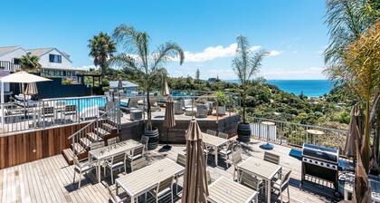 Hibiscus Hideaway - Hibiscus Hideaway is a bright, comfortable apartment set within Waiheke Resort, with sea views and a short walk to Palm Beach. Open plan living leads out to a private deck, making it an easy, well-positioned base for couples or so