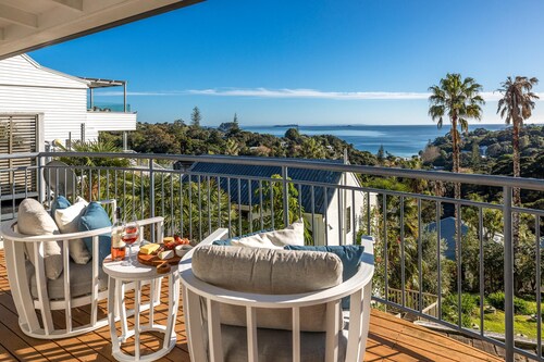 Hibiscus Hideaway - Hibiscus Hideaway is a bright, comfortable apartment set within Waiheke Resort, with sea views and a short walk to Palm Beach. Open plan living leads out to a private deck, making it an easy, well-positioned base for couples or so
