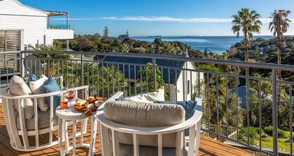 Hibiscus Hideaway - Hibiscus Hideaway is a bright, comfortable apartment set within Waiheke Resort, with sea views and a short walk to Palm Beach. Open plan living leads out to a private deck, making it an easy, well-positioned base for couples or so