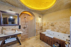 Superior Room | Bilik Mandi | Pengering rambut, selipar, tuala disediakan, sabun 